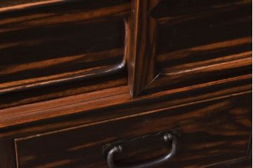 アンティーク家具　和製アンティーク　クジャク杢　独特の存在感を放つ黒柿材の茶箪笥(茶棚、収納棚)