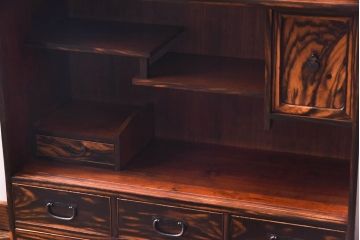 アンティーク家具　和製アンティーク　クジャク杢　独特の存在感を放つ黒柿材の茶箪笥(茶棚、収納棚)