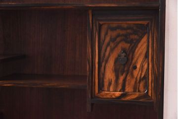 アンティーク家具　和製アンティーク　クジャク杢　独特の存在感を放つ黒柿材の茶箪笥(茶棚、収納棚)