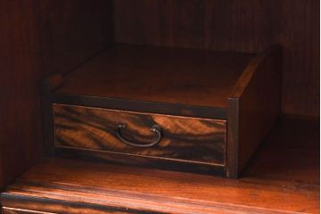 アンティーク家具　和製アンティーク　クジャク杢　独特の存在感を放つ黒柿材の茶箪笥(茶棚、収納棚)