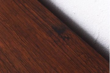 アンティーク家具　和製アンティーク　クジャク杢　独特の存在感を放つ黒柿材の茶箪笥(茶棚、収納棚)