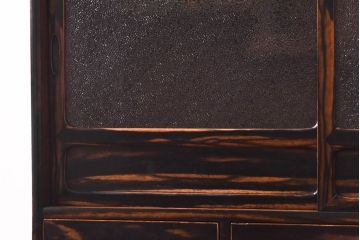 アンティーク家具　和製アンティーク　クジャク杢　独特の存在感を放つ黒柿材の茶箪笥(茶棚、収納棚)
