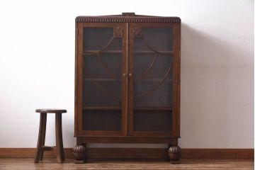 アンティーク家具　イギリスアンティーク　オーク材　花モチーフの装飾が上品な印象のブックケース(本箱、収納棚、キャビネット)