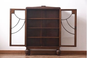 アンティーク家具　イギリスアンティーク　オーク材　花モチーフの装飾が上品な印象のブックケース(本箱、収納棚、キャビネット)