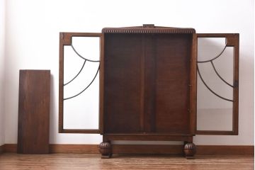 アンティーク家具　イギリスアンティーク　オーク材　花モチーフの装飾が上品な印象のブックケース(本箱、収納棚、キャビネット)