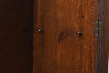 アンティーク家具　イギリスアンティーク　オーク材　花モチーフの装飾が上品な印象のブックケース(本箱、収納棚、キャビネット)