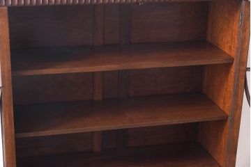 アンティーク家具　イギリスアンティーク　オーク材　花モチーフの装飾が上品な印象のブックケース(本箱、収納棚、キャビネット)