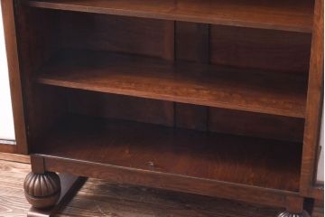 アンティーク家具　イギリスアンティーク　オーク材　花モチーフの装飾が上品な印象のブックケース(本箱、収納棚、キャビネット)