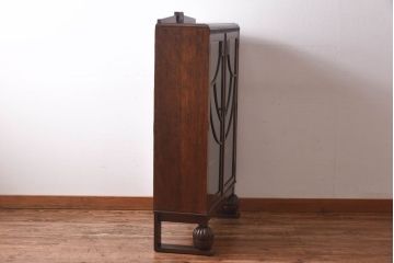 アンティーク家具　イギリスアンティーク　オーク材　花モチーフの装飾が上品な印象のブックケース(本箱、収納棚、キャビネット)