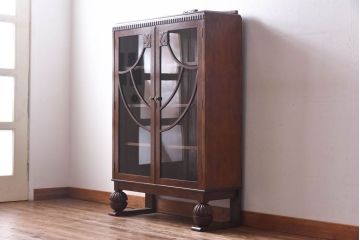 アンティーク家具　イギリスアンティーク　オーク材　花モチーフの装飾が上品な印象のブックケース(本箱、収納棚、キャビネット)