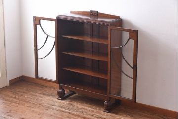 アンティーク家具　イギリスアンティーク　オーク材　花モチーフの装飾が上品な印象のブックケース(本箱、収納棚、キャビネット)