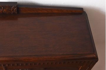 アンティーク家具　イギリスアンティーク　オーク材　花モチーフの装飾が上品な印象のブックケース(本箱、収納棚、キャビネット)