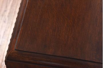 アンティーク家具　イギリスアンティーク　オーク材　花モチーフの装飾が上品な印象のブックケース(本箱、収納棚、キャビネット)