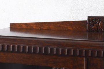 アンティーク家具　イギリスアンティーク　オーク材　花モチーフの装飾が上品な印象のブックケース(本箱、収納棚、キャビネット)