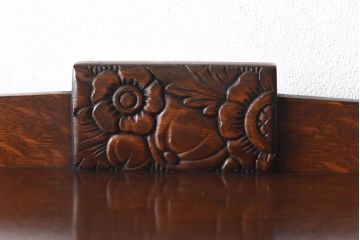 アンティーク家具　イギリスアンティーク　オーク材　花モチーフの装飾が上品な印象のブックケース(本箱、収納棚、キャビネット)