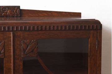 アンティーク家具　イギリスアンティーク　オーク材　花モチーフの装飾が上品な印象のブックケース(本箱、収納棚、キャビネット)