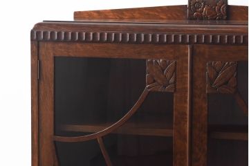 アンティーク家具　イギリスアンティーク　オーク材　花モチーフの装飾が上品な印象のブックケース(本箱、収納棚、キャビネット)