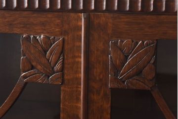 アンティーク家具　イギリスアンティーク　オーク材　花モチーフの装飾が上品な印象のブックケース(本箱、収納棚、キャビネット)