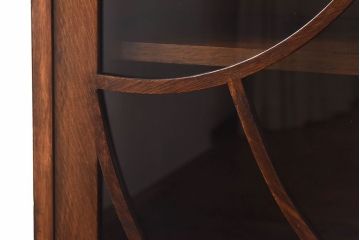 アンティーク家具　イギリスアンティーク　オーク材　花モチーフの装飾が上品な印象のブックケース(本箱、収納棚、キャビネット)