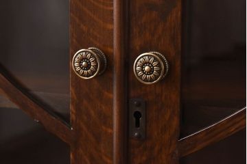 アンティーク家具　イギリスアンティーク　オーク材　花モチーフの装飾が上品な印象のブックケース(本箱、収納棚、キャビネット)