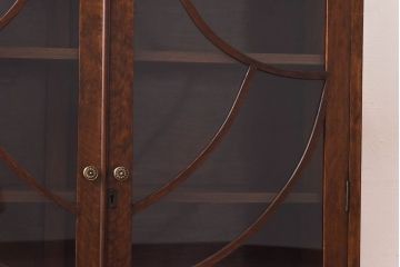 アンティーク家具　イギリスアンティーク　オーク材　花モチーフの装飾が上品な印象のブックケース(本箱、収納棚、キャビネット)