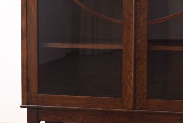 アンティーク家具　イギリスアンティーク　オーク材　花モチーフの装飾が上品な印象のブックケース(本箱、収納棚、キャビネット)