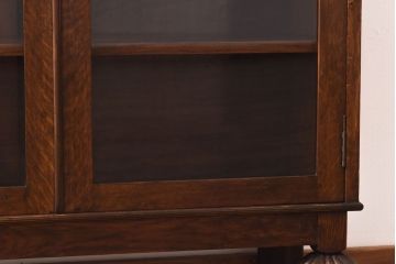 アンティーク家具　イギリスアンティーク　オーク材　花モチーフの装飾が上品な印象のブックケース(本箱、収納棚、キャビネット)