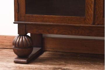アンティーク家具　イギリスアンティーク　オーク材　花モチーフの装飾が上品な印象のブックケース(本箱、収納棚、キャビネット)