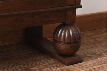 アンティーク家具　イギリスアンティーク　オーク材　花モチーフの装飾が上品な印象のブックケース(本箱、収納棚、キャビネット)