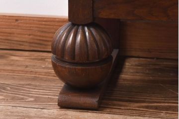 アンティーク家具　イギリスアンティーク　オーク材　花モチーフの装飾が上品な印象のブックケース(本箱、収納棚、キャビネット)