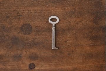 アンティーク家具　イギリスアンティーク　オーク材　花モチーフの装飾が上品な印象のブックケース(本箱、収納棚、キャビネット)