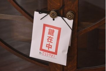 アンティーク家具　イギリスアンティーク　オーク材　花モチーフの装飾が上品な印象のブックケース(本箱、収納棚、キャビネット)