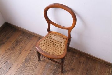 アンティーク家具　イギリスアンティーク　細身の脚がおしゃれなバルーンバックチェア(ダイニングチェア、椅子)(1)