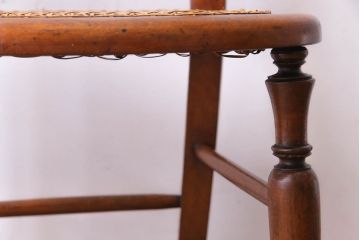 アンティーク家具　イギリスアンティーク　細身の脚がおしゃれなバルーンバックチェア(ダイニングチェア、椅子)(1)
