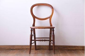 アンティーク家具　イギリスアンティーク　細身の脚がおしゃれなバルーンバックチェア(ダイニングチェア、椅子)(1)