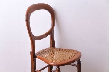 アンティーク家具　イギリスアンティーク　細身の脚がおしゃれなバルーンバックチェア(ダイニングチェア、椅子)(2)