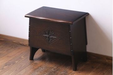 ヴィンテージ家具　イギリスビンテージ　オーク材　彫刻が上品な収納付きスツール(チェア、ベンチ、椅子)