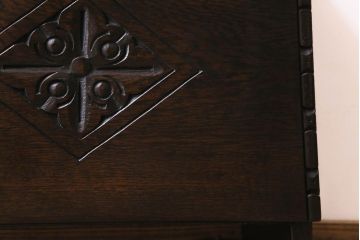 ヴィンテージ家具　イギリスビンテージ　オーク材　彫刻が上品な収納付きスツール(チェア、ベンチ、椅子)