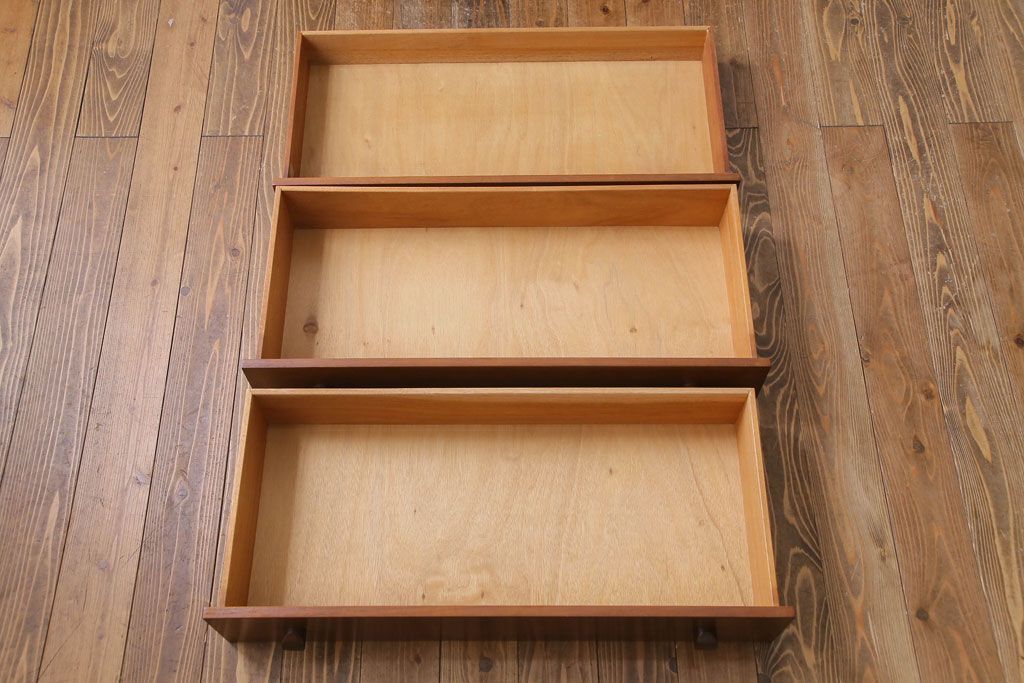 ヴィンテージ家具　北欧ビンテージ　AVALON　モダンな雰囲気のサイドチェスト(サイドボード)