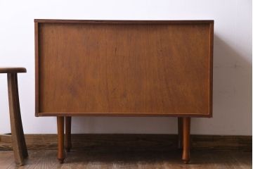 ヴィンテージ家具　北欧ビンテージ　AVALON　モダンな雰囲気のサイドチェスト(サイドボード)