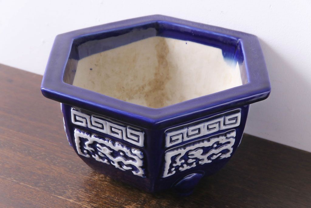 アンティーク雑貨　和製アンティーク　陽刻の細かな柄が目を引く六角植木鉢(1)