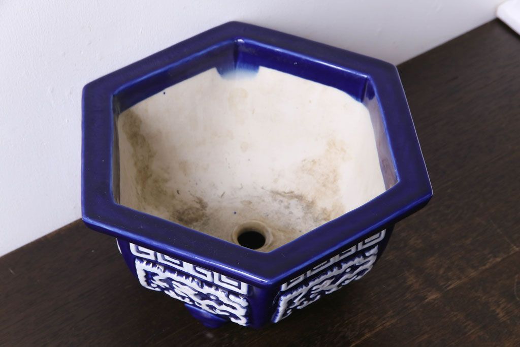 アンティーク雑貨　和製アンティーク　陽刻の細かな柄が目を引く六角植木鉢(1)