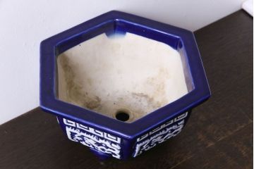 アンティーク雑貨　和製アンティーク　陽刻の細かな柄が目を引く六角植木鉢(1)