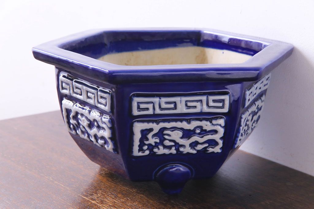 アンティーク雑貨　和製アンティーク　陽刻の細かな柄が目を引く六角植木鉢(1)