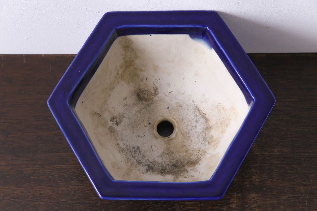 アンティーク雑貨　和製アンティーク　陽刻の細かな柄が目を引く六角植木鉢(1)