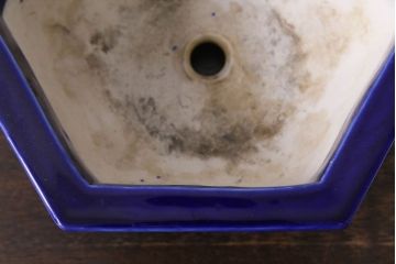 アンティーク雑貨　和製アンティーク　陽刻の細かな柄が目を引く六角植木鉢(1)