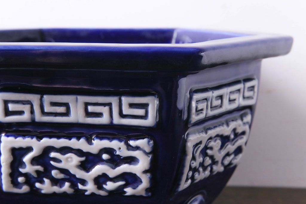 アンティーク雑貨　和製アンティーク　陽刻の細かな柄が目を引く六角植木鉢(1)