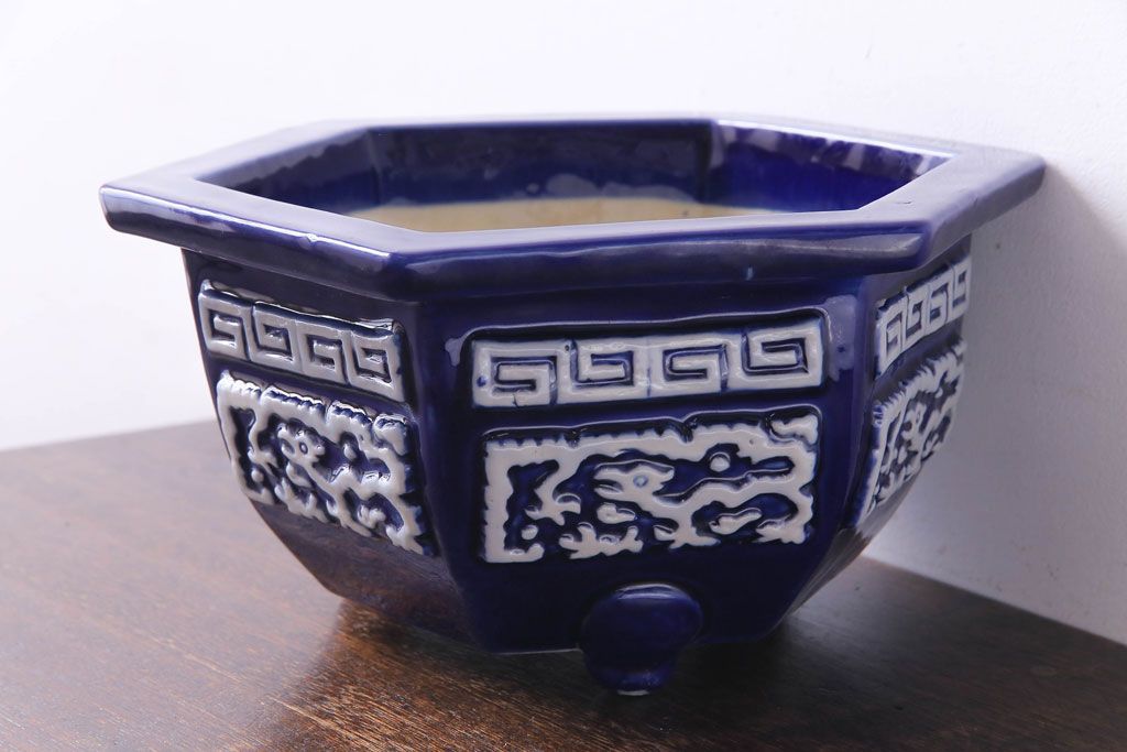 アンティーク雑貨　和製アンティーク　陽刻の細かな柄が目を引く六角植木鉢(2)