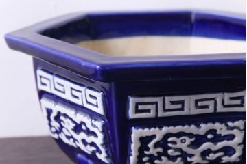アンティーク雑貨　和製アンティーク　陽刻の細かな柄が目を引く六角植木鉢(2)