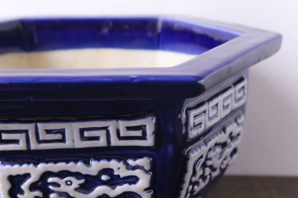 アンティーク雑貨　和製アンティーク　陽刻の細かな柄が目を引く六角植木鉢(2)